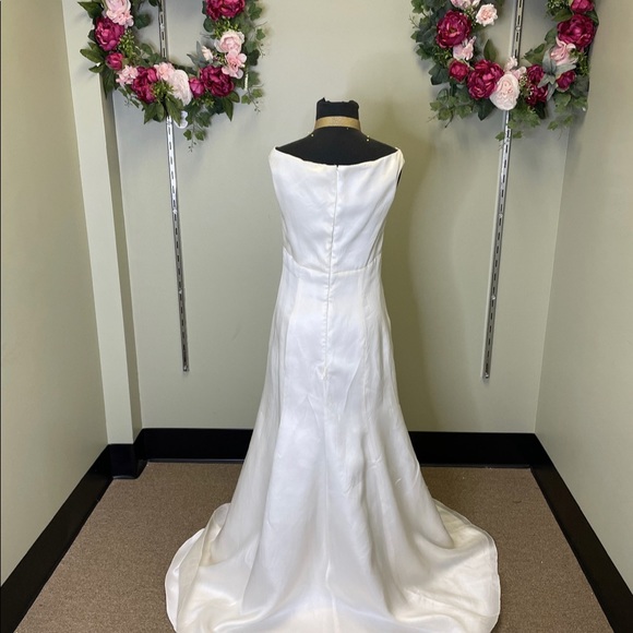 Watters Designer Wedding Dress, Size 10, Store Sample, On Sale !! - Picture 3 of 4